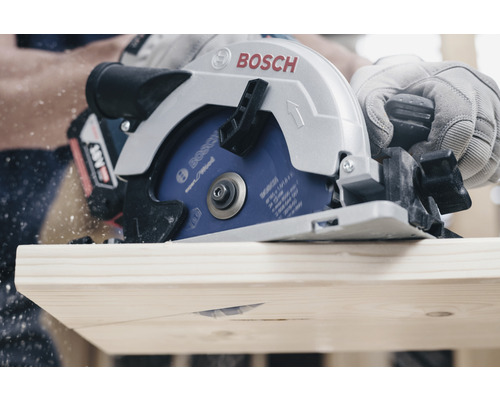 Accucirkelzaag die hout zaagt met Bosch Logo
