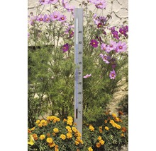 Tuinthermometer tussen bloembed