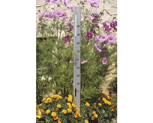 Tuinthermometer tussen bloembed