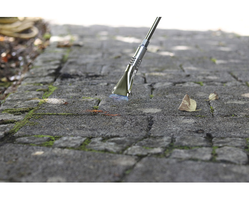 Onkruidbrander in gebruik op bestrating