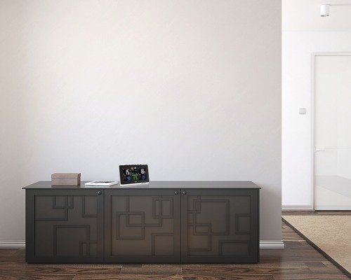 Interieur met weerstation op een kast