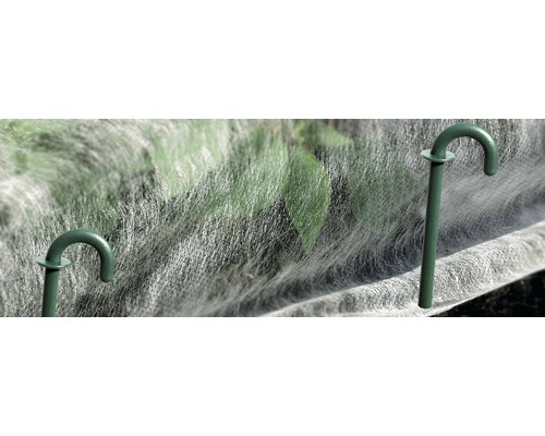 Groentebed met beschermvlies en beugels