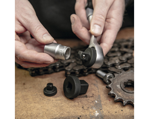 Handwerker hält Ratsche met dopsleutel