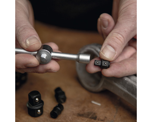 Man verbindt dopsleuteladapter met een schroefsleutel