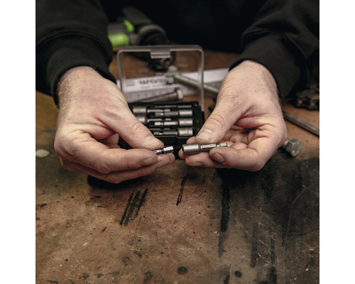 Man houdt magnetische bithouder en schroevendraaierbit vast voor een bitset.