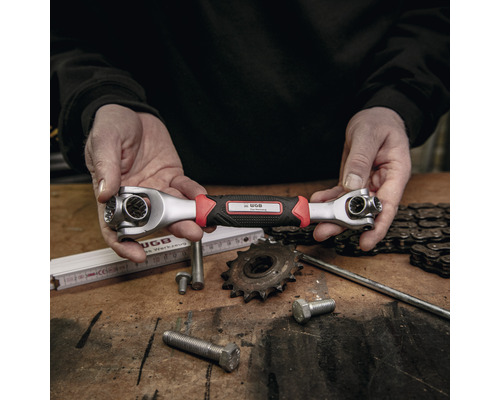 Universele dopsleutel in handen boven werkbank