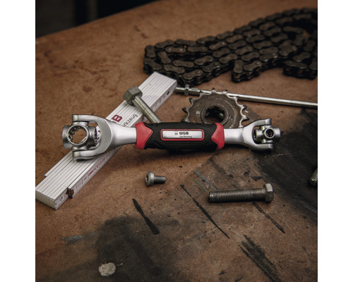 Multifunctionele sleutel met scharnierende kop, schroeven, ketting en duimstok op een werkbank