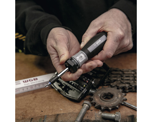 Persoon houdt een momentschroevendraaier van WGB vast