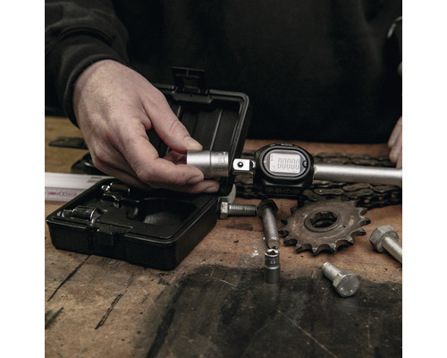 Digitale momentsleutel met doppen op een werkbank