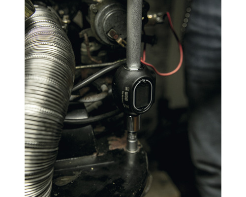 Momentsleutel met digitale display in gebruik op een motor