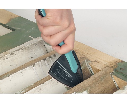 Een persoon gebruikt een handschuurmachine van Wolfcraft om hout te schuren.