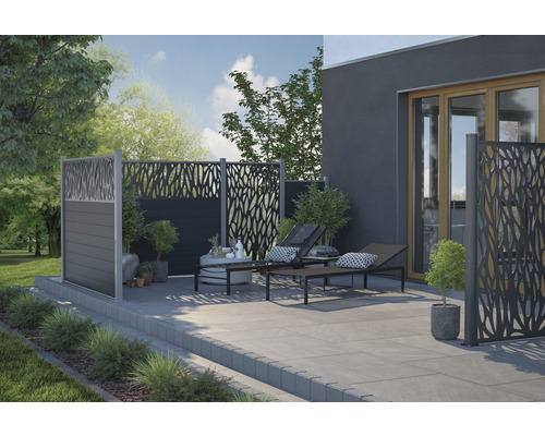 Aangelegde tuin met privacyscherm en twee ligstoelen op het terras