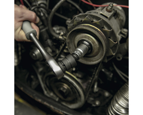 Ratelsleutel op een motor