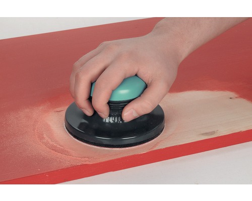 Persoon schuurt houten plank met handschuurmachine