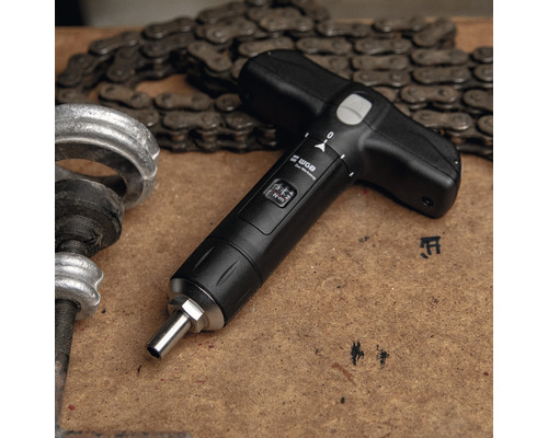 Momentsleutel met T-greep op een werkbank