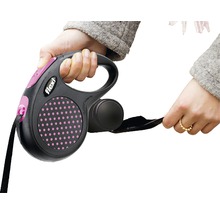 Flexi rollijn Classic met stippenpatroon wordt vastgehouden door een persoon