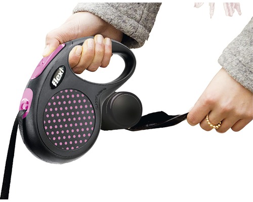 Flexi rollijn Classic met stippenpatroon wordt vastgehouden door een persoon