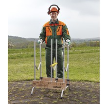 Een man met beschermende kleding staat achter een houtopslag van Wolfcraft die buiten staat.