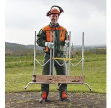 Man met beschermende kleding en Wolfcraft houtzaagbok in de buitenlucht
