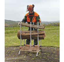 Man vult een houtstapelhulp van Wolfcraft met stukken hout.