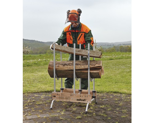 Man vult een houtstapelhulp van Wolfcraft met stukken hout.