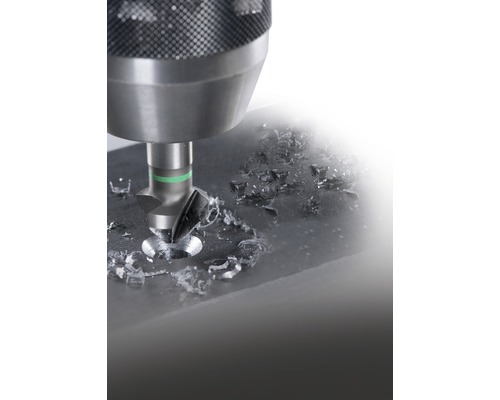 Houtverzinkboor boort in werkstuk met metaalspanen