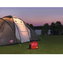Coleman tent met Honda stroomgenerator op een gazon