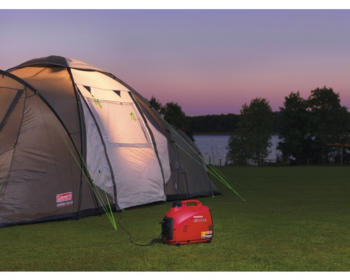 Coleman tent met Honda stroomgenerator op een gazon