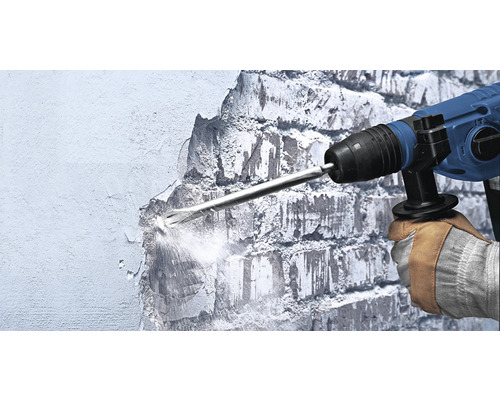 Een sloophamer wordt gebruikt om door een muur te breken.