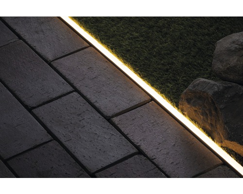 Scene met straatstenen, gras, stenen en LED-verlichting