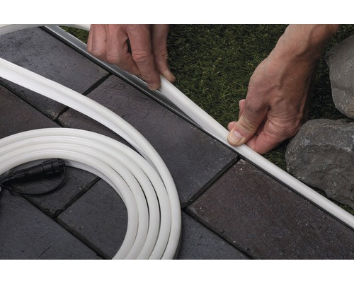 Ledlichtslang wordt op bestrating geplaatst