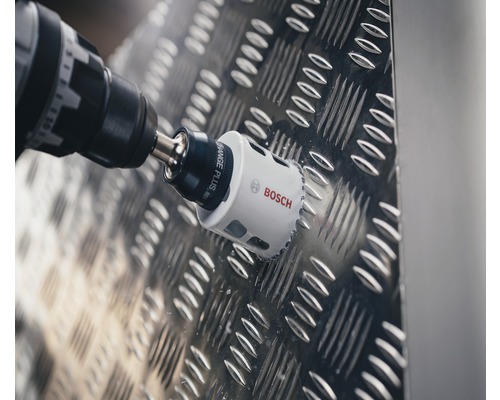 Boormachine met Bosch logo boort een gat in een metalen plaat