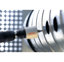 Boormachine met Bosch gatenzaag boort gat