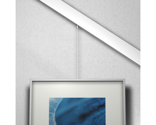 Ophangsysteem voor fotolijsten met rail en kabelophanging.