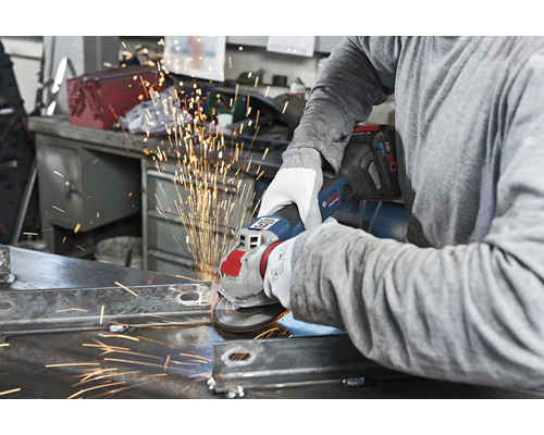 Iemand slijpt metaal met een draadloze haakse slijper, waardoor vonken ontstaan.