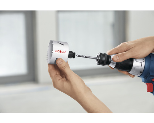 Boormachine met gatzagen bevestiging en Bosch Logo