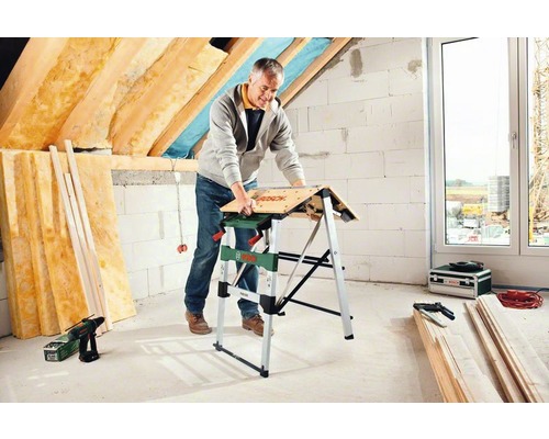 Man werkt aan een Bosch werkbank in een ruimte met een schuin dak