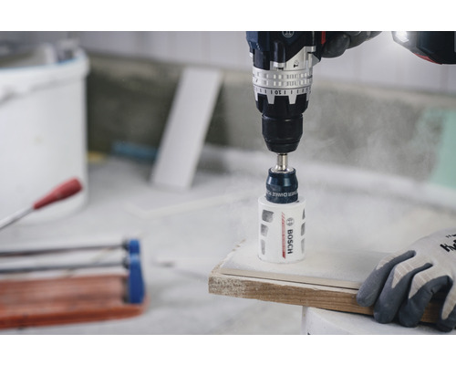 Boormachine met gatzagen in gebruik voor het boren van gaten in een werkstuk.