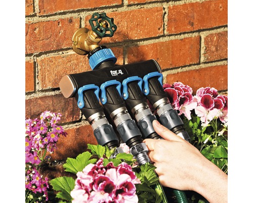 For.q verdeler met vier aansluitingen op de kraan om meerdere tuinslangen aan te sluiten