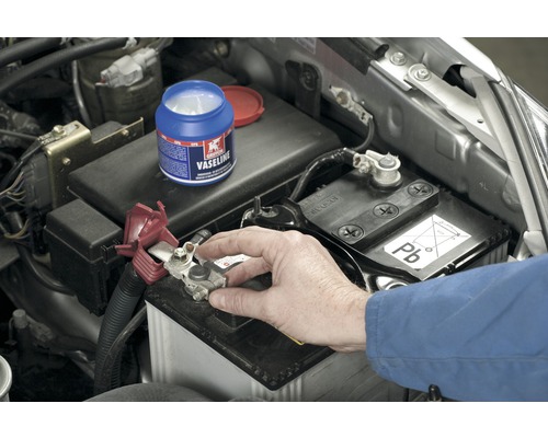 Een autoaccu wordt onderhouden met vaseline.