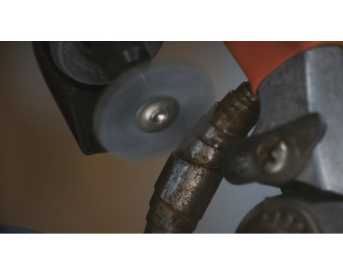 Close-up van een roterende borstel die op een metalen buis wordt gebruikt