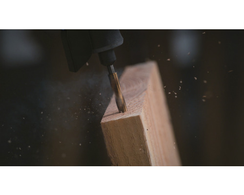 Dremel gereedschap boort in een stuk hout