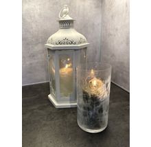 Decoratieve lantaarn en windlicht met brandende kaarsen