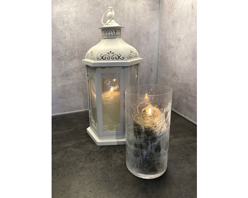 Decoratieve lantaarn en windlicht met brandende kaarsen