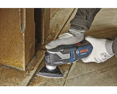 Multifunctioneel gereedschap in gebruik op houten oppervlak