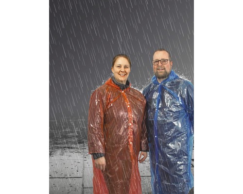 Personen in regenjassen in regenachtig weer