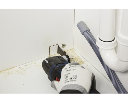 Oscillerend elektrisch gereedschap wordt gebruikt om een uitsparing in een kastwand te zagen voor sanitaire installaties