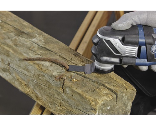 Multifunctioneel gereedschap in gebruik voor het verwijderen van een spijker uit een houten balk