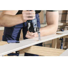 Man snijdt met een multifunctioneel gereedschap een gat in een werkstuk