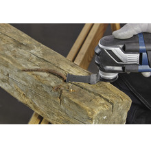 Multifunctioneel gereedschap bij het bewerken van een houten balk met spijkers.